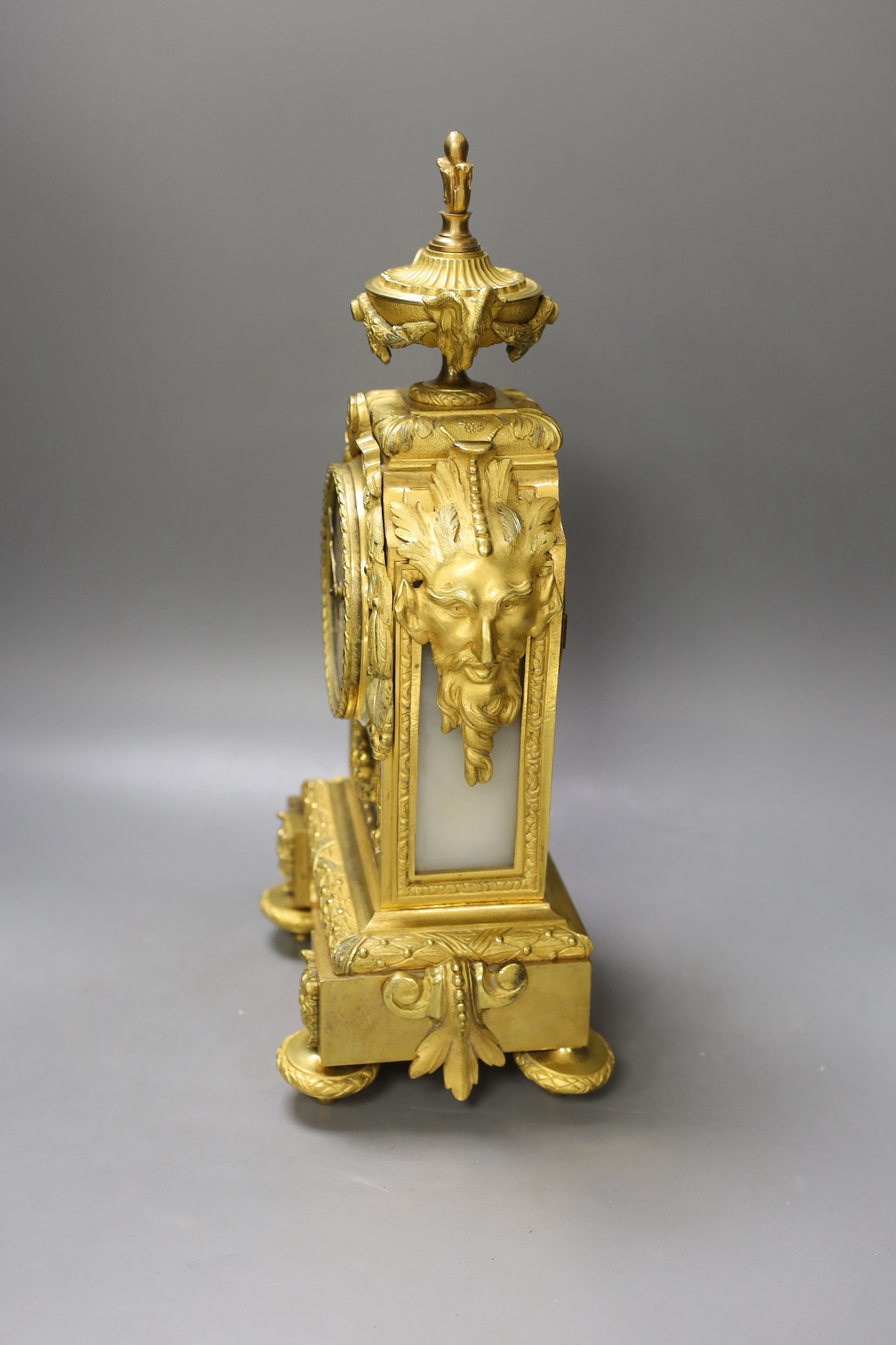 A 19th century French ormolu and alabaster mounted mantel clock with key and pendulum - 38cm high